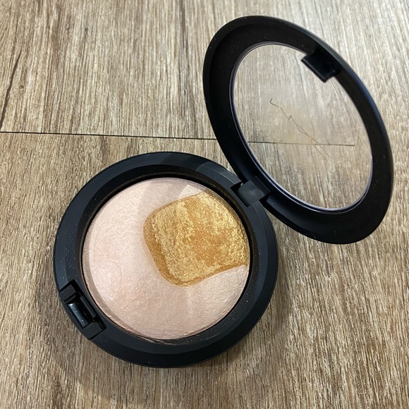 Mac MSF highlighter Centre of Attraction Highlighter - Picture 3 of 6